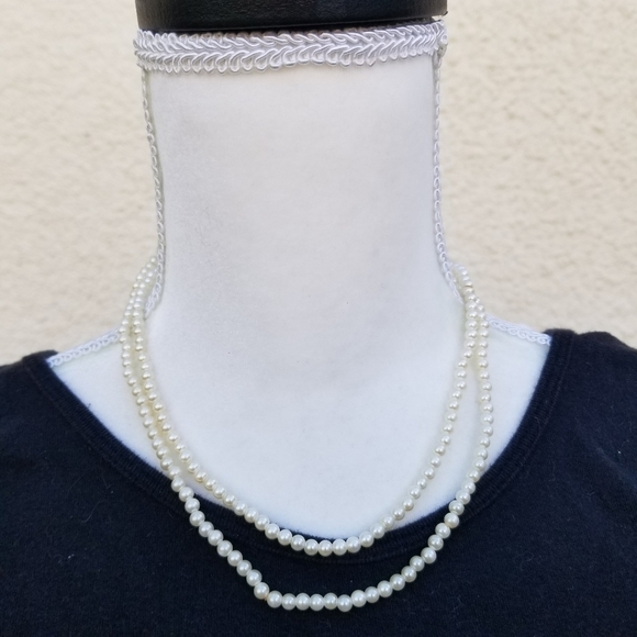 long single strand of faux pearls - Picture 3 of 3